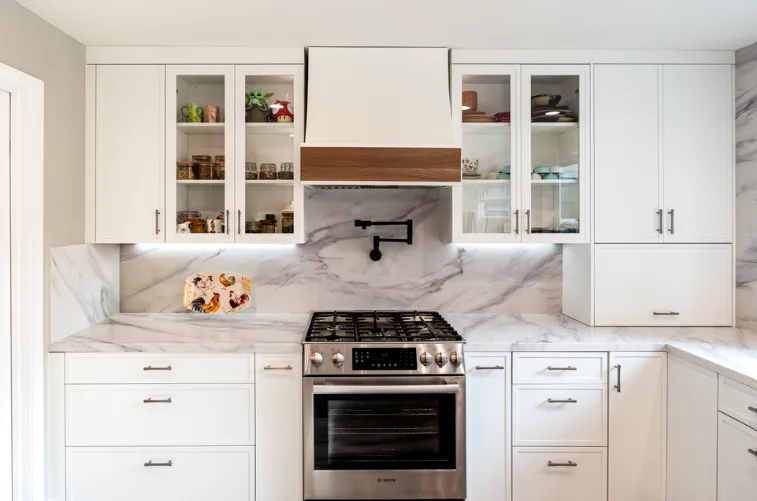 White shaker kitchen cabinetry with range hood